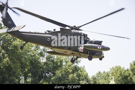 FORT KNOX, Ky. - Ein im Aviation Brigade (Usa) HH-60 M Krankenhaus Blackhawk fliegt über die Ausbildung in einem medizinischen Evakuierung (Medevac) Ausbildung, mit der 1 Theater Sustainment Command (TSC) Juli 12. Die 1. TSC Soldaten gelernt, wie man zu errichten und einen einzelnen Kanal, Boden- und Radio-System verwenden, einen Unfall zu bewerten und taktische Sorgfalt ausgeführt, Anfrage MEDEVAC Unterstützung und Sicherheit von Flugzeugen sowie taktische Antenne Flugbetrieb. Stockfoto