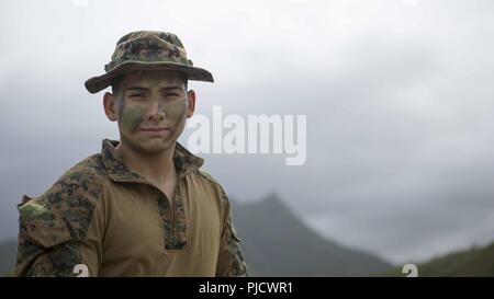 OAHU - US Marine Cpl. Manny Arellano, ein Marine mit Lima Company, Bataillon Landung Team 3/1, 13 Marine Expeditionary Unit (MEU), posiert für ein Foto bei Marine Corps Base Hawaii, während sustainment Übung, 17. Juli 2018. Dieses Training erlaubt Marinesoldaten und Matrosen zu Fähigkeiten während eines umfassenden 6-Monats predeployment Ausbildung Zyklus entwickelt Sustain und umfasst die Planung und Ausführung von Ship-to-shore Operationen, Unternehmen mittleren Hubschrauber und Amphibische Angriffe, die Bekämpfung der Treffsicherheit und Konvois. Das Essex Amphibious Ready Gruppe/MEU Team ist eine starke, flexible, reaktionsschnelle und c Stockfoto