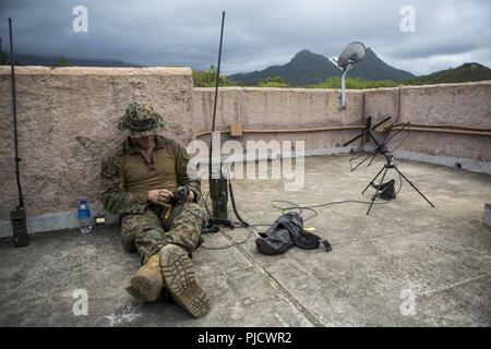 OAHU - ein US-Marine Radio Operator mit Lima Company, Bataillon Landung Team 3/1, 13 Marine Expeditionary Unit (MEU), richtet die Kommunikation ein, nachdem sie an das Marine Corps Base Hawaii ankommen, während sustainment Übung, 17. Juli 2018. Dieses Training erlaubt Marinesoldaten und Matrosen zu Fähigkeiten während eines umfassenden 6-Monats predeployment Ausbildung Zyklus entwickelt Sustain und umfasst die Planung und Ausführung von Ship-to-shore Operationen, Unternehmen mittleren Hubschrauber und Amphibische Angriffe, die Bekämpfung der Treffsicherheit und Konvois. Das Essex Amphibious Ready Gruppe/MEU Team ist eine starke, flexible, responsiv Stockfoto