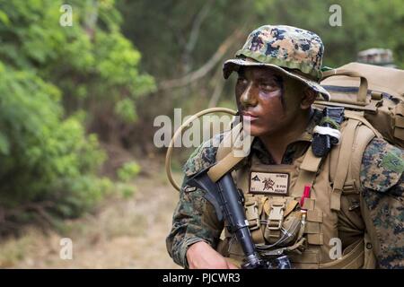 OAHU - ein US-Marine Infanterist mit Lima Company, Bataillon Landung Team 3/1, 13 Marine Expeditionary Unit (MEU), beendet eine Wanderung zum Training Bereich auf der Marine Corps Base Hawaii, während sustainment Übung, 17. Juli 2018. Dieses Training erlaubt Marinesoldaten und Matrosen zu Fähigkeiten während eines umfassenden 6-Monats predeployment Ausbildung Zyklus entwickelt Sustain und umfasst die Planung und Ausführung von Ship-to-shore Operationen, Unternehmen mittleren Hubschrauber und Amphibische Angriffe, die Bekämpfung der Treffsicherheit und Konvois. Das Essex Amphibious Ready Gruppe/MEU Team ist eine starke, flexible, Res Stockfoto