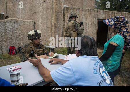 OAHU - US-Marines mit Lima Company, Bataillon Landung Team 3/1, 13 Marine Expeditionary Unit (MEU), beteiligen sich an der Infanterie Immersion Trainer an der Marine Corps Base Hawaii, während sustainment Übung, 18. Juli 2018. Dieses Training erlaubt Marinesoldaten und Matrosen zu Fähigkeiten während eines umfassenden 6-Monats predeployment Ausbildung Zyklus entwickelt Sustain und umfasst die Planung und Ausführung von Ship-to-shore Operationen, Unternehmen mittleren Hubschrauber und Amphibische Angriffe, die Bekämpfung der Treffsicherheit und Konvois. Das Essex Amphibious Ready Gruppe/MEU Team ist eine starke, flexiblen, reaktionsschnellen und Co Stockfoto