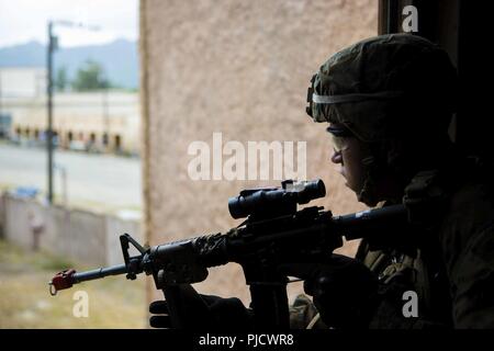 OAHU - ein US-Marine mit Lima Company, Bataillon Landung Team 3/1, 13 Marine Expeditionary Unit (MEU) und bietet Sicherheit bei der Infanterie Immersion Trainer an der Marine Corps Base Hawaii, während sustainment Übung, 18. Juli 2018. Dieses Training erlaubt Marinesoldaten und Matrosen zu Fähigkeiten während eines umfassenden 6-Monats predeployment Ausbildung Zyklus entwickelt Sustain und umfasst die Planung und Ausführung von Ship-to-shore Operationen, Unternehmen mittleren Hubschrauber und Amphibische Angriffe, die Bekämpfung der Treffsicherheit und Konvois. Das Essex Amphibious Ready Gruppe/MEU Team ist eine starke, flexible, Verantwort Stockfoto