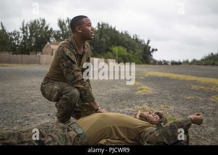 OAHU - U.S. Navy Petty Officer 2nd class Jonathan Hadnot, Senior Line corpsman mit Lima Company, Bataillon Landung Team 3/1, 13 Marine Expeditionary Unit (MEU), führt die Bekämpfung lebensrettende Ausbildung, während sustainment Übung, 18. Juli 2018. Dieses Training erlaubt Marinesoldaten und Matrosen zu Fähigkeiten während eines umfassenden 6-Monats predeployment Ausbildung Zyklus entwickelt Sustain und umfasst die Planung und Ausführung von Ship-to-shore Operationen, Unternehmen mittleren Hubschrauber und Amphibische Angriffe, die Bekämpfung der Treffsicherheit und Konvois. Das Essex Amphibious Ready Gruppe/MEU Team ist eine starke, Flexi Stockfoto