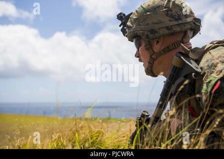 OAHU - US Marine Cpl. Justin Thomas, ein assaultman mit Lima Company, Bataillon Landung Team 3/1, 13 Marine Expeditionary Unit (MEU), führt eine Live Fire Training bei Marine Corps Base Hawaii, während sustainment Übung, 19. Juli 2018. Dieses Training erlaubt Marinesoldaten und Matrosen zu Fähigkeiten während eines umfassenden 6-Monats predeployment Ausbildung Zyklus entwickelt Sustain und umfasst die Planung und Ausführung von Ship-to-shore Operationen, Unternehmen mittleren Hubschrauber und Amphibische Angriffe, die Bekämpfung der Treffsicherheit und Konvois. Das Essex Amphibious Ready Gruppe/MEU Team ist eine starke, f Stockfoto