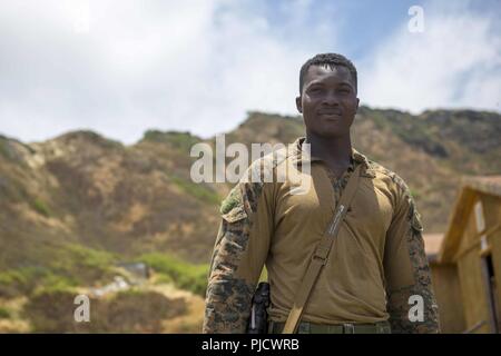 OAHU - US Marine Sgt. Djessi Traore, ein infanterist mit Lima Company, Bataillon Landung Team 3/1, 13 Marine Expeditionary Unit (MEU), posiert für ein Bild in der Marine Corps Base Hawaii, während sustainment Übung, 19. Juli 2018. Dieses Training erlaubt Marinesoldaten und Matrosen zu Fähigkeiten während eines umfassenden 6-Monats predeployment Ausbildung Zyklus entwickelt Sustain und umfasst die Planung und Ausführung von Ship-to-shore Operationen, Unternehmen mittleren Hubschrauber und Amphibische Angriffe, die Bekämpfung der Treffsicherheit und Konvois. Das Essex Amphibious Ready Gruppe/MEU Team ist eine starke, flexible, responsiv Stockfoto