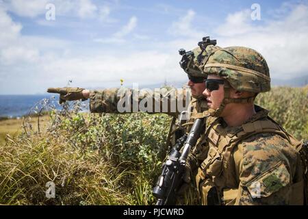 OAHU - US Marine Cpl. Justin Thomas (links), eine assaultman mit Lima Company, Bataillon Landung Team 3/1 (BLT), 13 Marine Expeditionary Unit (MEU), leitet Lance Cpl. Cody Worthen (rechts), eine assaultman mit Lima Co., BLT 3/1, 13 MEU, bei einer Live Fire Training bei Marine Corps Base Hawaii, während sustainment Übung, 19. Juli 2018. Dieses Training erlaubt Marinesoldaten und Matrosen zu Fähigkeiten während eines umfassenden 6-Monats predeployment Ausbildung Zyklus entwickelt Sustain und umfasst die Planung und Ausführung von Ship-to-shore Operationen, Unternehmen mittleren Hubschrauber und Amphibische Angriffe, Kom Stockfoto