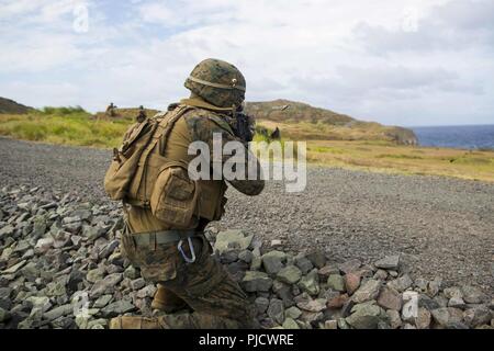 OAHU - ein US-Marine mit Lima Company, Bataillon Landung Team 3/1, 13 Marine Expeditionary Unit (MEU), führt eine Live Fire Training bei Marine Corps Base Hawaii, während sustainment Übung, 19. Juli 2018. Dieses Training erlaubt Marinesoldaten und Matrosen zu Fähigkeiten während eines umfassenden 6-Monats predeployment Ausbildung Zyklus entwickelt Sustain und umfasst die Planung und Ausführung von Ship-to-shore Operationen, Unternehmen mittleren Hubschrauber und Amphibische Angriffe, die Bekämpfung der Treffsicherheit und Konvois. Das Essex Amphibious Ready Gruppe/MEU Team ist eine starke, flexiblen, reaktionsschnellen und consiste Stockfoto