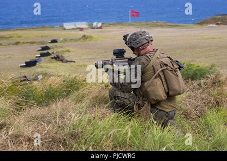 OAHU - ein US-Marine mit Lima Company, Bataillon Landung Team 3/1, 13 Marine Expeditionary Unit (MEU), führen Sie einen Live Fire Training bei Marine Corps Base Hawaii, während sustainment Übung, 19. Juli 2018. Dieses Training erlaubt Marinesoldaten und Matrosen zu Fähigkeiten während eines umfassenden 6-Monats predeployment Ausbildung Zyklus entwickelt Sustain und umfasst die Planung und Ausführung von Ship-to-shore Operationen, Unternehmen mittleren Hubschrauber und Amphibische Angriffe, die Bekämpfung der Treffsicherheit und Konvois. Das Essex Amphibious Ready Gruppe/MEU Team ist eine starke, flexiblen, reaktionsschnellen und consisten Stockfoto