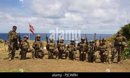 OAHU - US Marine mortarmen mit Lima Company, Bataillon Landung Team 3/1, 13 Marine Expeditionary Unit (MEU), für eine Gruppe Foto bei Marine Corps Base Hawaii darstellen, während sustainment Übung, 20. Juli 2018. Dieses Training erlaubt Marinesoldaten und Matrosen zu Fähigkeiten während eines umfassenden 6-Monats predeployment Ausbildung Zyklus entwickelt Sustain und umfasst die Planung und Ausführung von Ship-to-shore Operationen, Unternehmen mittleren Hubschrauber und Amphibische Angriffe, die Bekämpfung der Treffsicherheit und Konvois. Das Essex Amphibious Ready Gruppe/MEU Team ist eine starke, flexiblen, reaktionsschnellen und gleichbleibende Kraft Stockfoto