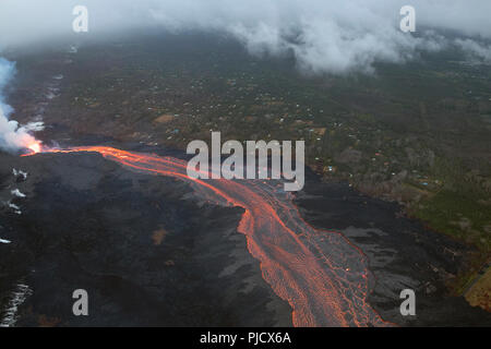 Lava bricht aus Spalte 8 der Kilauea East rift zone in Leilani Estates, in der Nähe von Pahoa, Hawaii und fließt bergab als glühende Fluss von Lava Stockfoto