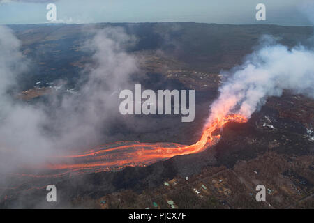 Lava bricht aus Spalte 8 der Kilauea East rift zone in Leilani Estates, in der Nähe von Pahoa, Hawaii und fließt bergab als glühende Fluss von Lava Stockfoto