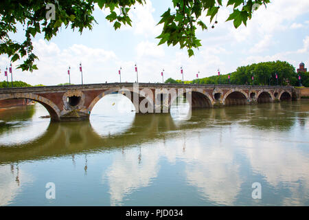 Le Pont Neuf überspannt den Fluss Garonne in Toulouse Frankreich Stockfoto