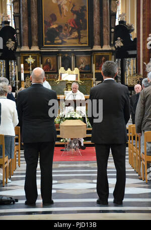 Brügge, Belgien - 25 August 2018: Männer in der Kirche während der Messe in Brügge, Belgien. Stockfoto