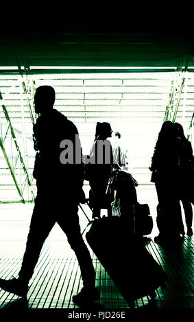 Silhouetten, die auf einem Flughafen Stockfoto