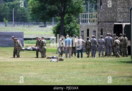 Studenten in der Armee 68 W Berufsfeld komplette Ausbildung in einem taktischen Evakuierung klasse Juli 12, 2018, an der Medizinischen Simulation Training Center am Fort McCoy, Wis die Klasse ist Teil der 68 des Zentrums W Erhaltung natürlich genannt TC 8-800, ein 48-Stunden-Army Medic Auffrischungskurs. Stockfoto