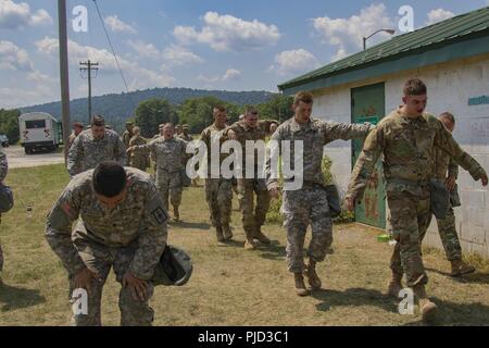 New York Army National Guard Soldaten mit der 222Nd Military Police Company, 102 Militärpolizei Bataillon, New York Army National Guard, Ausfahrt eine Gaskammer während ihrer jährlichen chemischen, biologischen, radiologischen und nuklearen (CBRN) Bereitschaft Gaskammer Übung am Fort Indiantown Gap, P.a. am 14. Juli 2018. Mehr als 350 der New York Army National Guard Soldaten von der Militärpolizei, Ingenieur- und Verkehrsunternehmen in diesem Jahr drei Wochen des Sommers Schulung und die verbesserte multi-million Dollar Einrichtungen im Fort Indiantown Gap zu entwickelnden modernen Kriegsführung Techniken als wel anzupassen Stockfoto