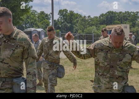 New York Army National Guard Soldaten mit der 222Nd Military Police Company, 102 Militärpolizei Bataillon, New York Army National Guard, Ausfahrt eine Gaskammer während ihrer jährlichen chemischen, biologischen, radiologischen und nuklearen (CBRN) Bereitschaft Gaskammer Übung am Fort Indiantown Gap, P.a. am 14. Juli 2018. Mehr als 350 der New York Army National Guard Soldaten von der Militärpolizei, Ingenieur- und Verkehrsunternehmen in diesem Jahr drei Wochen des Sommers Schulung und die verbesserte multi-million Dollar Einrichtungen im Fort Indiantown Gap zu entwickelnden modernen Kriegsführung Techniken als wel anzupassen Stockfoto