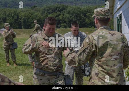 New York Army National Guard Soldaten mit der 222Nd Military Police Company, 102 Militärpolizei Bataillon, New York Army National Guard, Ausfahrt eine Gaskammer während ihrer jährlichen chemischen, biologischen, radiologischen und nuklearen (CBRN) Bereitschaft Gaskammer Übung am Fort Indiantown Gap, P.a. am 14. Juli 2018. Mehr als 350 der New York Army National Guard Soldaten von der Militärpolizei, Ingenieur- und Verkehrsunternehmen in diesem Jahr drei Wochen des Sommers Schulung und die verbesserte multi-million Dollar Einrichtungen im Fort Indiantown Gap zu entwickelnden modernen Kriegsführung Techniken als wel anzupassen Stockfoto