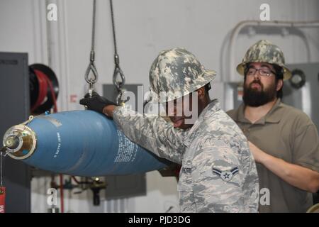 Airman 1st Class Elliot Broger, ein konventioneller Waffen Betreuer zum 2 Munition Geschwader zugewiesen wird, bereitet eine naval Mine für die Prüfung an Barksdale Air Force Base in Louisiana, 12. Juli 2018. Neue schwanz Konfigurationen auf die Minen wurden ausgecheckt sichergestellt werden Sie durch die B-52 Stratofortress verlegt werden können. Stockfoto