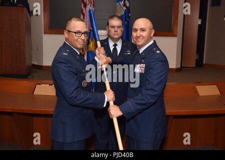 Oberst Curtis Hernandez, 30 Operationen als Kommandeur, Oberstleutnant Max Coberly, 30 Bereich Management Squadron Commander, Inaktivieren der 30 RMS und mit dem 2. Bereich Operations Squadron Zusammenführen auf der Vandenberg Air Force Base, Calif., am 10. Juli 2018. Die Neuordnung ermöglicht allen Bereich mission Assurance Operations unter einer einzigen Kette der Befehl durchgeführt werden. Stockfoto