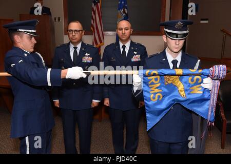 Oberst Curtis Hernandez, 30 Operationen als Kommandeur, Oberstleutnant Max Coberly, 30 Bereich Management Squadron Commander, Inaktivieren der 30 RMS und mit dem 2. Bereich Operations Squadron Zusammenführen auf der Vandenberg Air Force Base, Calif., am 10. Juli 2018. Die Neuordnung ermöglicht allen Bereich mission Assurance Operations unter einer einzigen Kette der Befehl durchgeführt werden. Stockfoto