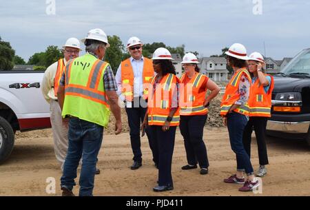 Us-Armee Korps der Ingenieure Hauptsitz Senior Program Manager Yvonne Prettyman-Beck visits Deich Baustellen und das Management von Hochwasserrisiken in Sacramento, Kalifornien, 13. Juli 2018. Stockfoto