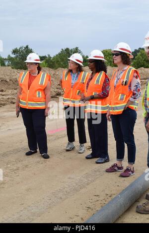 Us-Armee Korps der Ingenieure Hauptsitz Senior Program Manager Yvonne Prettyman-Beck visits Deich Baustellen und das Management von Hochwasserrisiken in Sacramento, Kalifornien, 13. Juli 2018. Stockfoto