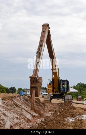 Us-Armee Korps der Ingenieure Hauptsitz Senior Program Manager Yvonne Prettyman-Beck visits Deich Baustellen und das Management von Hochwasserrisiken in Sacramento, Kalifornien, 13. Juli 2018. Stockfoto