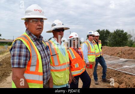 Us-Armee Korps der Ingenieure Hauptsitz Senior Program Manager Yvonne Prettyman-Beck visits Deich Baustellen und das Management von Hochwasserrisiken in Sacramento, Kalifornien, 13. Juli 2018. Stockfoto