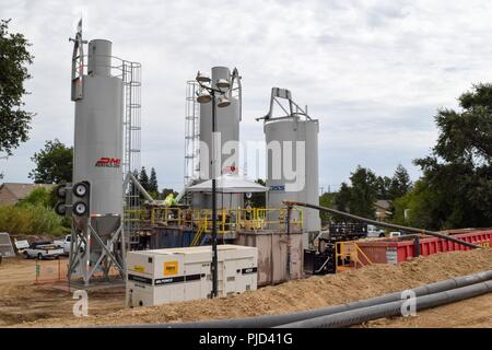 Us-Armee Korps der Ingenieure Hauptsitz Senior Program Manager Yvonne Prettyman-Beck visits Deich Baustellen und das Management von Hochwasserrisiken in Sacramento, Kalifornien, 13. Juli 2018. Stockfoto