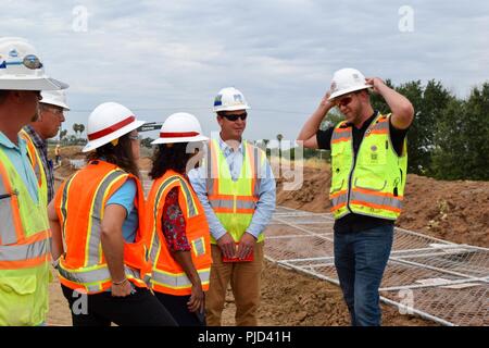 Us-Armee Korps der Ingenieure Hauptsitz Senior Program Manager Yvonne Prettyman-Beck visits Deich Baustellen und das Management von Hochwasserrisiken in Sacramento, Kalifornien, 13. Juli 2018. Stockfoto