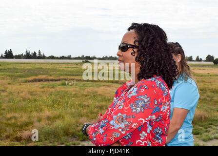 Us-Armee Korps der Ingenieure Hauptsitz Senior Program Manager Yvonne Prettyman-Beck visits Deich Baustellen und das Management von Hochwasserrisiken in Sacramento, Kalifornien, 13. Juli 2018. Stockfoto