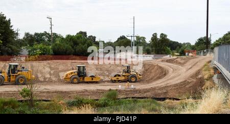 Us-Armee Korps der Ingenieure Hauptsitz Senior Program Manager Yvonne Prettyman-Beck visits Deich Baustellen und das Management von Hochwasserrisiken in Sacramento, Kalifornien, 13. Juli 2018. Stockfoto