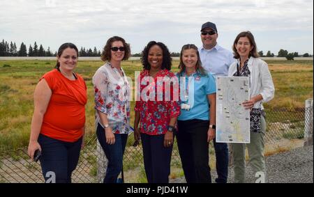 Us-Armee Korps der Ingenieure Hauptsitz Senior Program Manager Yvonne Prettyman-Beck visits Deich Baustellen und das Management von Hochwasserrisiken in Sacramento, Kalifornien, 13. Juli 2018. Stockfoto