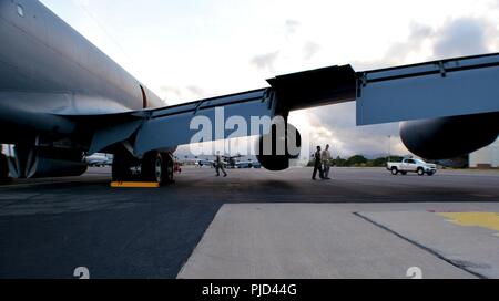 JOINT BASE Pearl Harbor - HICKAM, Hawaii (17. Juli 2018) - Tech. Sgt. Ryan Strole und Master Sgt. Chris Lesen, 434Th Aircraft Maintenance Squadron Mannschaft Leiter von Grissom Air Force Base, Indiana, assist Kapitän Aaron Payomo, 909 . Air Refuelling Squadron Pilot von Kadena Air Base, Okinawa, Japan, bereiten Sie eine 434Th Air Refuelling Flügel KC-135 Stratotanker für Flug während der Rand der Pazifischen übung Juli 17. 25 Nationen, 46 Schiffe, 5 U-Boote, und etwa 200 Flugzeugen und 25.000 Angestellte beteiligen sich an Rimpac vom 27. Juni bis 2. August in und um den hawaiischen Inseln und Südlichen Stockfoto