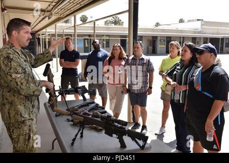 NAVAL AMPHIBIOUS BASE CORONADO - (11 Juli 2018) Chief's Gunner Mate Douglas Wheeler von Shelton, Washington, dem führenden Chief Petty Officer zu der Waffenkammer Aufteilung der Naval Special Warfare Center zugeordnet, Slips Erzieher/Betreuer von der Zentrale und von Texas auf einige der Arten von Waffen Navy SEALs in Kampfhandlungen nutzen während Marine-Einziehende Bezirk (NRD) von San Antonio Erzieher Orientierung Besuchen (EOV) nach San Diego. Das Sicherheitsventil ist ein Marine-einziehende Befehl Programm mit dem Schwerpunkt der Erzieher auf die verschiedenen Aspekte der Marine und der viele Karrierewege für Studenten zur Verfügung. Stockfoto