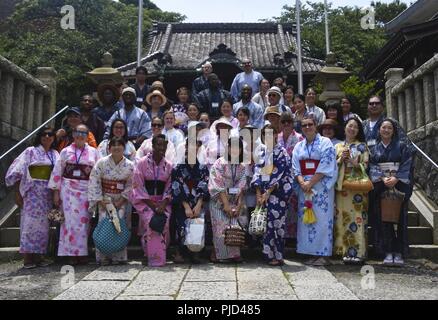 YOKOSUKA, Japan (17. Juli 2018) - Teilnehmer posieren für ein Gruppenfoto am Suwa Schrein während einer Community Relations Veranstaltung der US-Flotte Aktivitäten (FLEACT) Yokosuka und Yokosuka City gehostet werden. Die Veranstaltung umfasste ein Yukata Fitting, einem Besuch einer lokalen Schrein, eine Basis Tour und Mittagessen, wo Segler und Familienmitglieder im Gespräch mit japanischen Bewohner von Kamakura, Yokohama, Tokio und Ibaraki engagiert. FLEACT bietet, wartet und betreibt base Einrichtungen und Dienstleistungen zur Unterstützung der Siebten Flotte vorwärts - bereitgestellt Seestreitkräfte, 71 Mieter Befehle, und 27.000 militärisches und ziviles Personal. Stockfoto