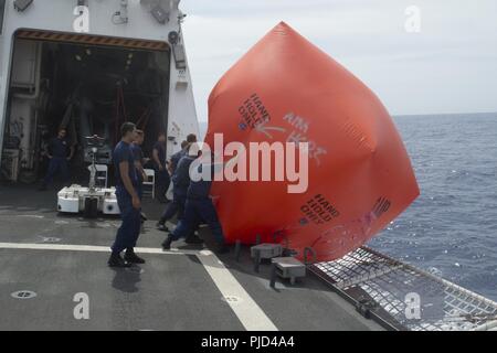 Pazifik (17. Juli 2018) Küstenwache Crewmitglieder, die Zuweisung zu der U.S. Coast Guard Cutter Bertholf (WMSL 750), drücken Sie einen schießwesen Ziel aus dem Flight Deck während der Rand des Pazifik (Rimpac) Übungen, Juli 17. 25 Nationen, 46 Schiffe, 5 U-Boote, und etwa 200 Flugzeugen und 25.000 Angestellte beteiligen sich an Rimpac vom 27. Juni bis 2. August in und um die Hawaiianische Insel und Südkalifornien. Die weltweit größte internationale maritime Übung RIMPAC bietet eine einzigartige Ausbildung während der Förderung und Erhaltung der kooperative Beziehungen unter den Teilnehmern cr Stockfoto