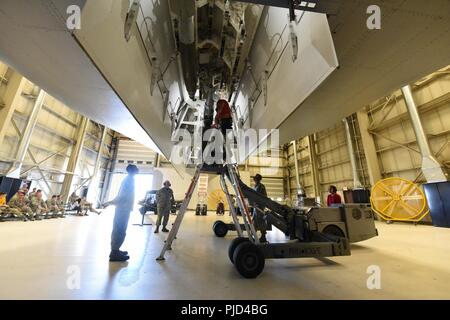 Waffen Lader vom 34 Aircraft Maintenance Unit Load inert GBU-54 Bomben auf eine simulierte B-1 Bomber während eines Ladevorgangs Konkurrenz an Ellsworth Air Force Base, S.D., 13. Juli 2018. Diese Auswahlverfahren prüfen, um zu sehen, welche AMU Bomben laden können auf eine simulierte B-1 Bomber der Schnellste. Stockfoto