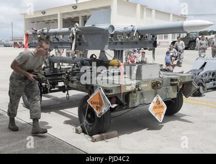 Us Air Force Airman 1st Class Devan Dempsey, eine Waffen laden Mitglied der Besatzung für die 44 Aircraft Maintenance Unit, bereitet die Munition während einer jährlichen "Turkey Shoot 'Waffen laden Wettbewerb Juli 16, 2018, bei Kadena Air Base, Japan. Flieger mit der 44th und 67th AMUs konkurrierten, Kopf-an-Kopf für prahlenden Rechte auf dem Gerät hat die schnellste Last Crew bei der Kadena Air Base. Stockfoto