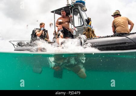 JOINT BASE Pearl Harbor - HICKAM, Hawaii (18 Juli 2018) Seabees Underwater Bau Team (UCT) 2 und Royal Canadian Navy Abstand Taucher zu Flotte Tauchen Einheit Verhalten tauchen Arbeitsgängen zugeordnet für Unterwasser navigation Ausbildung bei Joint Base Pearl Harbor-Hickam während der Pacific Rim (Rimpac) Übung, Juli 18 zugeordnet. 25 Nationen, 46 Schiffe, 5 U-Boote, über 200 Flugzeuge und 25.000 Angestellte beteiligen sich an Rimpac vom 27. Juni bis 2. August in und um die hawaiischen Inseln und Südkalifornien. Die weltweit größte internationale maritime Übung RIMPAC bietet Stockfoto