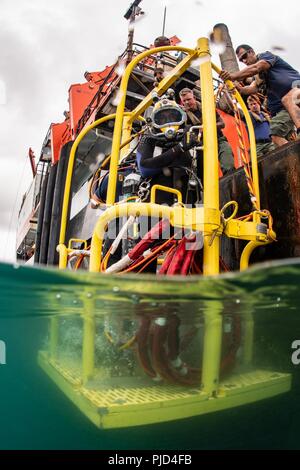 JOINT BASE Pearl Harbor - HICKAM, Hawaii (18 Juli 2018) Marine Taucher, auf Mobile Tauchen retten (MDSU)1 und die Coast Guard Taucher, regionale Dive Locker Pazifik zugewiesen, Durchführung der Oberfläche geliefert Taucharbeiten am Joint Base Pearl Harbor-Hickam während der Pacific Rim (Rimpac) Übung, Juli 18. 25 Nationen, 46 Schiffe, 5 U-Boote, über 200 Flugzeuge und 25.000 Angestellte beteiligen sich an Rimpac vom 27. Juni bis 2. August in und um die hawaiischen Inseln und Südkalifornien. Die weltweit größte internationale maritime Übung RIMPAC bietet eine einzigartige Ausbildung Stockfoto