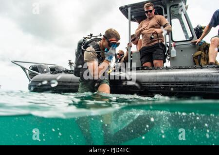 JOINT BASE Pearl Harbor - HICKAM, Hawaii (18 Juli 2018) Seabees Underwater Bau Team (UCT) 2 und Royal Canadian Navy Abstand Taucher zu Flotte Tauchen Einheit Verhalten tauchen Arbeitsgängen zugeordnet für Unterwasser navigation Ausbildung bei Joint Base Pearl Harbor-Hickam während der Pacific Rim (Rimpac) Übung, Juli 18 zugeordnet. 25 Nationen, 46 Schiffe, 5 U-Boote, über 200 Flugzeuge und 25.000 Angestellte beteiligen sich an Rimpac vom 27. Juni bis 2. August in und um die hawaiischen Inseln und Südkalifornien. Die weltweit größte internationale maritime Übung RIMPAC bietet Stockfoto