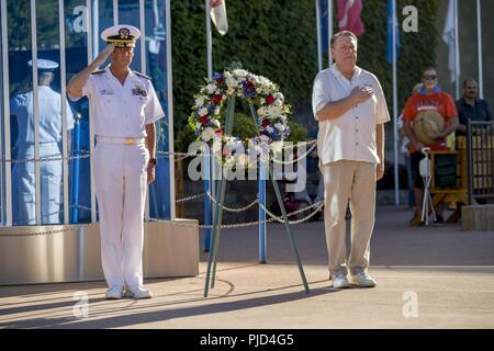 SACRAMENTO, Calif., (16. Juli 2018) der hinteren Adm. Scott Jones, Links, stellvertretender Kommandant der Naval Air Forces Atlantik, von Sacramento, und Rick Pickering, Chief Executive Officer von Cal Expo, render ehren wie TAPS wird im Rahmen einer Zeremonie in der 9/11 Denkmal an der California State Fair in Sacramento Marine Woche, Juli 16 gespielt. Die Marine von Community Outreach verwendet die Navy Woche Programm Navy Sailors, Ausrüstung mitbringen und zeigt auf etwa 14 amerikanischen Städten jedes Jahr für eine Woche - lange Zeitplan von outreach Engagements für Amerikaner ausgelegt aus erster Hand zu erfahren, wie die US-Marine ist. Stockfoto