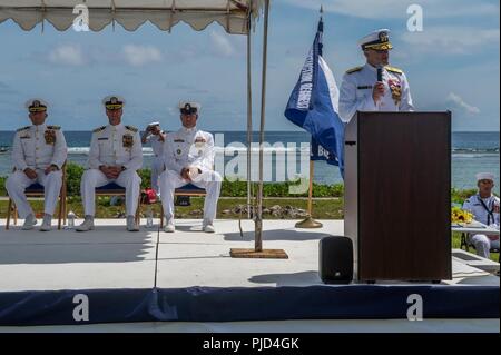 ASAN, Guam (19 Juli 2018) hinten Adm. Troy McClelland, Stellvertretender Kommandant für den Schiffsbau Kraft, Marine Expeditionary Befehl, spricht während 30 Naval Construction Regiment (30 NCR) Ändern des Befehls Zeremonie an der Krieg im Pazifik National Historical Park Asan Strand. Während der Zeremonie, Kapitän Steven Stasick entlastet Kapitän Jeffrey Kilian als Commodore 30 NCR. Stockfoto