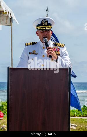 ASAN, Guam (19 Juli 2018) Kapitän Jeffrey Kilian, Commodore 30 Schiffbau Regiment (30 NCR), spricht während 30 von NCR Ändern des Befehls Zeremonie an der Krieg im Pazifik National Historical Park Asan Strand. Während der Zeremonie, Kapitän Steven Stasick entlastet Kilian als Commodore 30 NCR. Stockfoto