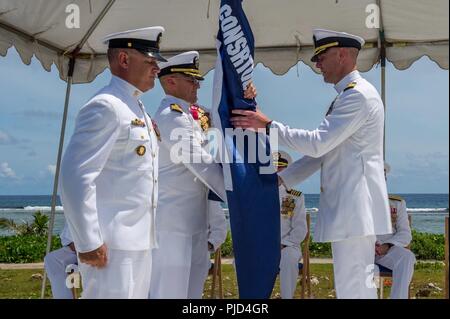 ASAN, Guam (19 Juli 2018) als Befehl Master Chief Joe Arnold sieht, Kapitän Jeffrey Kilian (Links) Die regimental Flag geht auf Kapitän Steven Stasick während 30 Naval Construction Regiment (30 NCR) Ändern des Befehls Zeremonie an der Krieg im Pazifik National Historical Park Asan Strand. Die Weitergabe von Farben aus einer ausgehenden kommandierenden Offizier an, die einem eingehenden Eine sorgt für die Einheit und seine Matrosen sind nie ohne Führung. Stapel durchlebte Kilian während der Zeremonie. Stockfoto