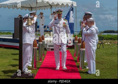 ASAN, Guam (19 Juli 2018) Kapitän Steven Stasick, Commodore 30 Schiffbau Regiment, begrüßt sideboys folgenden 30 von NCR Ändern des Befehls Zeremonie. Stapel durchlebte Kapitän Jeffrey Kilian während der Zeremonie im Krieg im Pazifik National Historical Park Asan Strand. Stockfoto