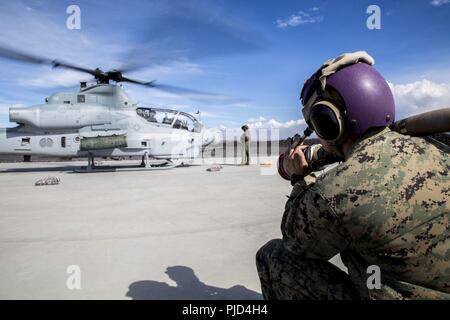 POHAKULOA TRAINING AREA, California (18. Juli 2018) US Marine Corps Cpl. Garrett Subik, ein Großteil der Spezialist mit Marine Wing Support Abteilung 24, bereitet eine AH-1W Super Cobra Hubschrauber während ein Probelauf für ein Expeditionary Mobile Kraftstoff Additization Fähigkeit system zu Kraftstoff als Teil der Felge des Pazifiks (Rimpac) Übung an Pohakuloa Training Area, California, 18. Juli 2018. RIMPAC bietet hochwertige Ausbildung für Task-organisiert, leistungsfähigen Marine Air-Ground Task Force und erhöht die kritische Reaktion auf Krisen Fähigkeit der US-Marines im Pazifik. 25 Nationen, 46 Schiffe, 5 Stockfoto