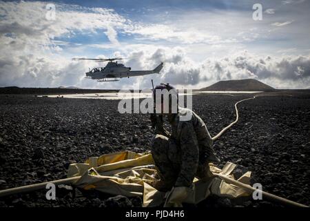 POHAKULOA TRAINING AREA, California (18. Juli 2018) US Marine Cpl. Michael Michehl, eine Linie noncommissioned Officer mit Marine Wing Support Abteilung 24, steuert die Vorwärts Bewaffnung und Betankung point Operationen nach dem Tanken eine Bell AH-1W Super Cobra bei einem Feldversuch für die Auslandseinsätze Mobile Kraftstoff Additization Fähigkeit System als Teil der Felge des Pazifiks (Rimpac) Übung an Pohakuloa Training Area, California, 18. Juli 2018. RIMPAC bietet hochwertige Ausbildung für Task-organisiert, leistungsfähigen Marine Air-Ground Task Force und erhöht die kritische Reaktion auf Krisen Fähigkeit der US Marine Stockfoto